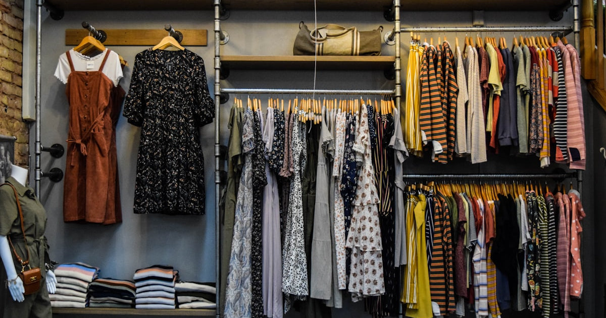 Vêtements seconde main dans une friperie