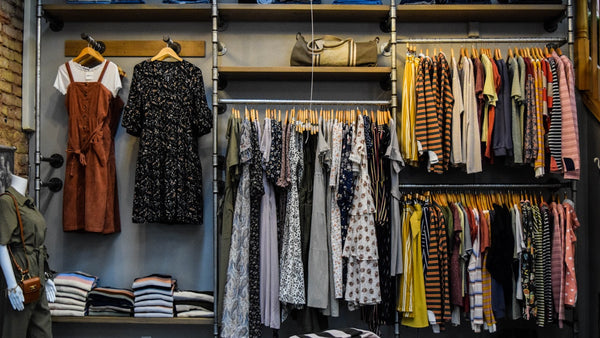 Vêtements seconde main dans une friperie
